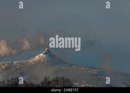 Colline de Jested avec tour d'observation et transmetteur au-dessus de la ville de Liberec dans le nord de la Bohême en hiver ensoleillé jour Banque D'Images