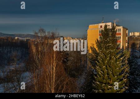 Bâtiment et maisons dans la ville de Liberec dans le nord de la Bohême en hiver ensoleillé couleur jour Banque D'Images