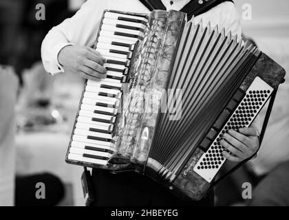 Dolyna, Ukraine le 27 juin 2021 : clavier d'accordéon d'instrument de musique, mariage de joyeux ukrainien. Banque D'Images