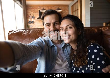 Un jeune couple de famille heureux pose pour le selfie. Banque D'Images
