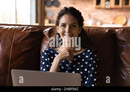 Portrait d'une jeune femme latine heureuse utilisant un ordinateur. Banque D'Images