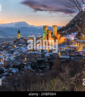 Vue panoramique de Pacentro couverte de neige au coucher du soleil en hiver.Abruzzes, Italie. Banque D'Images
