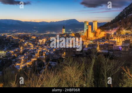 Vue panoramique de Pacentro couverte de neige au coucher du soleil en hiver.Abruzzes, Italie. Banque D'Images