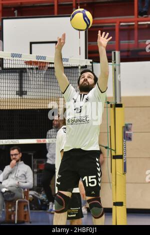 Allemagne ,Eltmann, Georg Schäfer Halle - 19 Déc 2021 - 3.Liga, Volleyball - VC Eltmann vs TSV Eibelstadt image: Entraîneur Philipp Fischer (TSV Eibelstadt, 15) en action. Banque D'Images