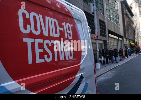 New York, New York, États-Unis.19th décembre 2021.Une fourgonnette d'essai Covid-19 à Times Square alors que la variante Omicron commence à prendre place avant les vacances le 19 décembre 2021 à New York.(Image de crédit : © Bryan Smith/ZUMA Press Wire) Banque D'Images