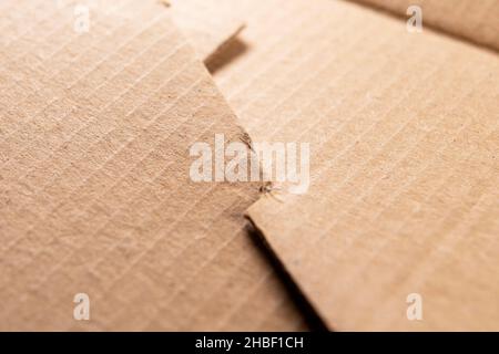 Boîte de livraison en carton.Fixation des plis de papier.Structure de courbe abstraite.Macro.Pack de recyclage Banque D'Images