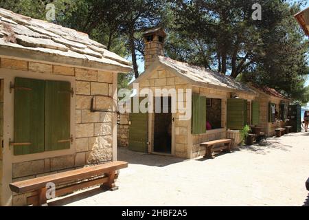 Une ligne de cottages en briques avec fenêtres vertes Banque D'Images