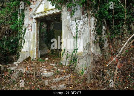 Zagora, près du village de Plave, (SLO) : l'ancien cimetière de guerre 'Generale Prelli' et sa chapelle dédiée à Saint Louis.Les corps de 4 000 soldats italiens et de 220 Australiens y ont été enterrés, tous tués à Zagora, sur le mont Kuk et sur le mont Vodice.Le général Prelli souhaitait être enterré parmi ses soldats et son vœu fut accompli lors de sa mort, en 1919.Quelques années plus tard, les cadavres des soldats italiens ont été transférés dans l'ossuaire Oslavia, mais les restes du général ont été transférés à Redipuglia, personne ne sait pourquoi. Banque D'Images