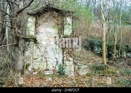 Zagora, près du village de Plave, (SLO) : l'ancien cimetière de guerre 'Generale Prelli' et sa chapelle dédiée à Saint Louis.Les corps de 4 000 soldats italiens et de 220 Australiens y ont été enterrés, tous tués à Zagora, sur le mont Kuk et sur le mont Vodice.Le général Prelli souhaitait être enterré parmi ses soldats et son vœu fut accompli lors de sa mort, en 1919.Quelques années plus tard, les cadavres des soldats italiens ont été transférés dans l'ossuaire Oslavia, mais les restes du général ont été transférés à Redipuglia, personne ne sait pourquoi. Banque D'Images