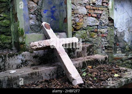 Zagora, près du village de Plave, (SLO) : l'ancien cimetière de guerre 'Generale Prelli' et sa chapelle dédiée à Saint Louis.Les corps de 4 000 soldats italiens et de 220 Australiens y ont été enterrés, tous tués à Zagora, sur le mont Kuk et sur le mont Vodice.Le général Prelli souhaitait être enterré parmi ses soldats et son vœu fut accompli lors de sa mort, en 1919.Quelques années plus tard, les cadavres des soldats italiens ont été transférés dans l'ossuaire Oslavia, mais les restes du général ont été transférés à Redipuglia, personne ne sait pourquoi.L'autel et une des croix de l'ancien cimetière Banque D'Images