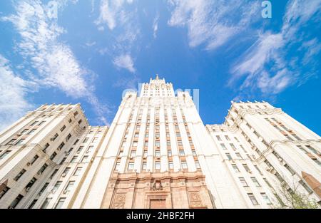 Architecture staliniste point de repère Moscou - Krasnye vorota bâtiment de haute élévation, Lemontovskaya sq, conçu par Un Dushkin en 1947-1953, style empire. Banque D'Images