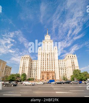 Architecture staliniste point de repère Moscou - Krasnye vorota bâtiment de haute élévation, Lemontovskaya sq, conçu par Un Dushkin en 1947-1953, style empire. Banque D'Images