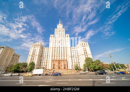 Architecture staliniste point de repère Moscou - Krasnye vorota bâtiment de haute élévation, Lemontovskaya sq, conçu par Un Dushkin en 1947-1953, style empire. Banque D'Images