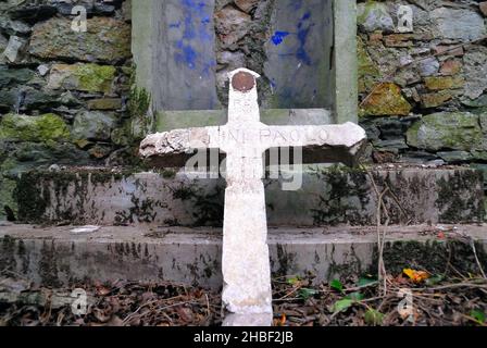 Zagora, près du village de Plave, (SLO) : l'ancien cimetière de guerre 'Generale Prelli' et sa chapelle dédiée à Saint Louis.Les corps de 4 000 soldats italiens et de 220 Australiens y ont été enterrés, tous tués à Zagora, sur le mont Kuk et sur le mont Vodice.Le général Prelli souhaitait être enterré parmi ses soldats et son vœu fut accompli lors de sa mort, en 1919.Quelques années plus tard, les cadavres des soldats italiens ont été transférés dans l'ossuaire Oslavia, mais les restes du général ont été transférés à Redipuglia, personne ne sait pourquoi.L'autel et une des croix de l'ancien cimetière Banque D'Images