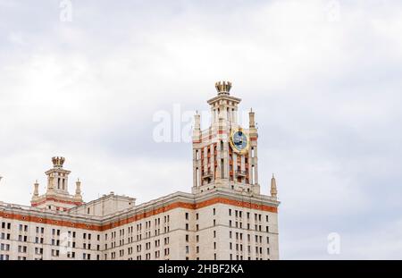 Tour de tourelle avec grande horloge.Architecture staliniste-bâtiment de l'Université d'Etat de Moscou, conçu dans le style de l'empire par V Rudnev, 1949-1953, Moscou, Russie Banque D'Images