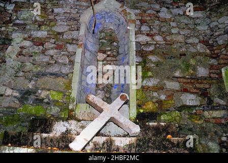 Zagora, près du village de Plave, (SLO) : l'ancien cimetière de guerre 'Generale Prelli' et sa chapelle dédiée à Saint Louis.Les corps de 4 000 soldats italiens et de 220 Australiens y ont été enterrés, tous tués à Zagora, sur le mont Kuk et sur le mont Vodice.Le général Prelli souhaitait être enterré parmi ses soldats et son vœu fut accompli lors de sa mort, en 1919.Quelques années plus tard, les cadavres des soldats italiens ont été transférés dans l'ossuaire Oslavia, mais les restes du général ont été transférés à Redipuglia, personne ne sait pourquoi.L'autel et une des croix de l'ancien cimetière Banque D'Images