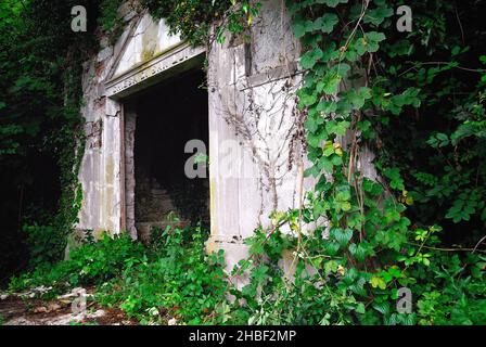 Zagora, près du village de Plave, (SLO) : l'ancien cimetière de guerre 'Generale Prelli' et sa chapelle dédiée à Saint Louis.Les corps de 4 000 soldats italiens et de 220 Australiens y ont été enterrés, tous tués à Zagora, sur le mont Kuk et sur le mont Vodice.Le général Prelli souhaitait être enterré parmi ses soldats et son vœu fut accompli lors de sa mort, en 1919.Quelques années plus tard, les cadavres des soldats italiens ont été transférés dans l'ossuaire Oslavia, mais les restes du général ont été transférés à Redipuglia, personne ne sait pourquoi. Banque D'Images