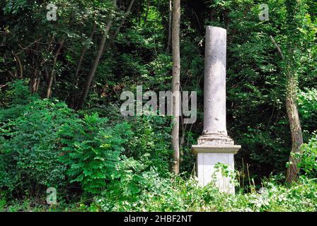 Zagora, près du village de Plave, (SLO) : l'ancien cimetière de guerre 'Generale Prelli' et sa chapelle dédiée à Saint Louis.Les corps de 4 000 soldats italiens et de 220 Australiens y ont été enterrés, tous tués à Zagora, sur le mont Kuk et sur le mont Vodice.Le général Prelli souhaitait être enterré parmi ses soldats et son vœu fut accompli lors de sa mort, en 1919.Quelques années plus tard, les cadavres des soldats italiens ont été transférés dans l'ossuaire Oslavia, mais les restes du général ont été transférés à Redipuglia, personne ne sait pourquoi.La colonne. Banque D'Images