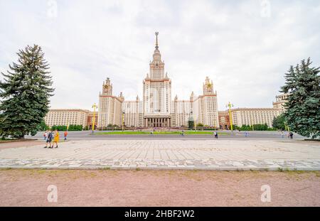 Bâtiment de l'université d'État de Moscou à l'architecture staliniste, conçu à ampire, style néo-classicien par V Rudnev, 1949-1953, Moscou, Russie Banque D'Images