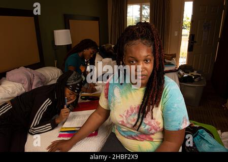 Smyrna, Géorgie, États-Unis.19th décembre 2021.Genetra Quick, son mari handicapé Robert, et trois enfants adolescents vivent de jour en jour dans un hôtel pour séjour prolongé au nord d'Atlanta.La famille est financièrement à court et sans transport pour être en mesure de travailler quand son camion a été repris, parce que le besoin de crédit d'impôt fédéral pour enfants n'a pas pu arriver à temps.Pictured: Genetra Quick avec trois de ses cinq enfants dans la chambre d'hôtel.(Image de crédit : © Robin Rayne/ZUMA Press Wire) Banque D'Images