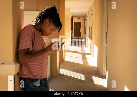 Smyrna, Géorgie, États-Unis.19th décembre 2021.Genetra Quick, son mari handicapé Robert, et trois enfants adolescents vivent de jour en jour dans un hôtel pour séjour prolongé au nord d'Atlanta.La famille est financièrement à court et sans transport pour être en mesure de travailler quand son camion a été repris, parce que le besoin de crédit d'impôt fédéral pour enfants n'a pas pu arriver à temps.Photo: CEE Quick, 13, textes sur son téléphone à l'extérieur de la chambre d'hôtel (Credit image: © Robin Rayne/ZUMA Press Wire) Banque D'Images