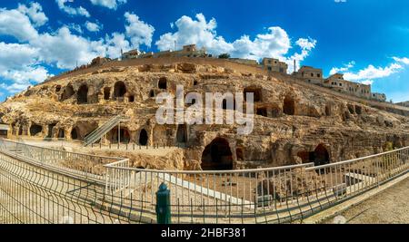 Urfa en Turquie a déclaré des grottes historiques où les gens vivaient dans la ville Banque D'Images