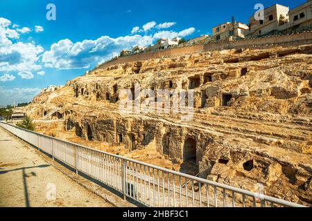 Urfa en Turquie a déclaré des grottes historiques où les gens vivaient dans la ville Banque D'Images