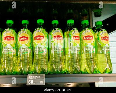 Bouteilles de thé vert Lipton, 0,5 litres sur l'étagère du café avec étiquette de prix.Moscou, Russie Banque D'Images