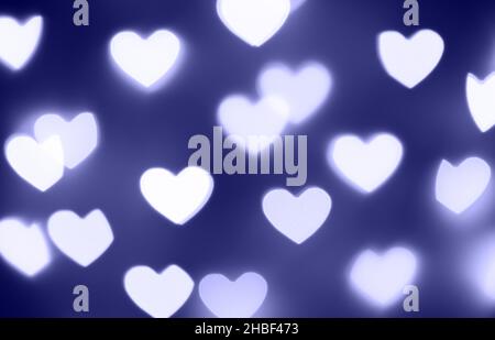 Cœur violet arrière-plan bokeh abstrait.Guirlande lumineuse non focalisée.Concept de la Saint-Valentin.La couleur tendance très peri dans l'année 2022.Backgrou festif Banque D'Images