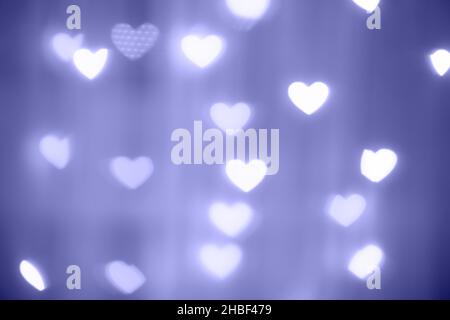 Saint-Valentin cœur blanc sur fond violet.Couleur de l'année 2022 très Peri.Flou lumières arrière-plan bokeh. Banque D'Images