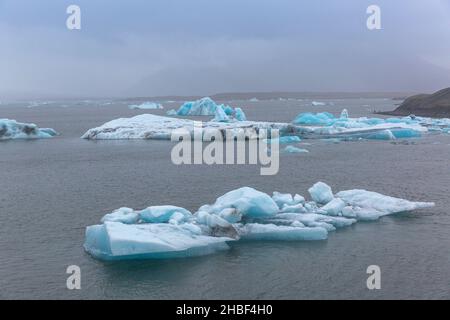 Le Jökulsárlón est un lagon glaciaire, qui borde le parc national de Vatnajökull, dans le sud-est de l'Islande.Ses eaux encore bleues sont parsemées d'icebergs de la Banque D'Images