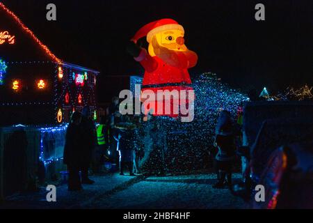 Westfield, East Sussex, Royaume-Uni.19th décembre 2021.Westfield illuminez les maisons du village avec des illuminations de Noël et collectez de l'argent pour l'Hospice Saint-Michel.Depuis 2015, Westfield a soulevé une année £93 743,62 exceptionnelle et espère l'obtenir au-dessus de £100 000 cette année.Père gonflable géant Noël.Crédit photo : Paul Lawrenson/Alay Live News Banque D'Images