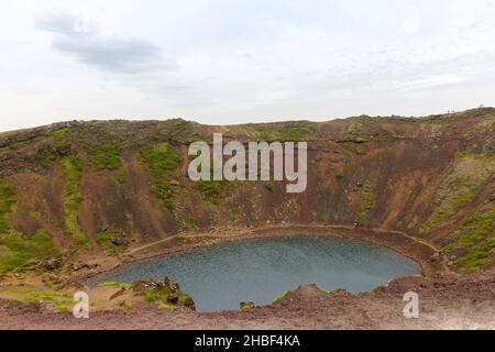 Kerið est un lac volcanique de cratère dans la région de Grímsnes en Islande du Sud.Il se trouve à proximité des trois principaux sites qui composent le célèbre Golde d’Islande Banque D'Images