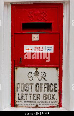 Une boîte postale traditionnelle à l'ancienne du règne de George VI dans Charing, Kent. Banque D'Images