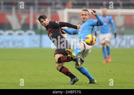 Brahim Diaz d'AC Milan combat pour le ballon contre Stanislav Lobotka de SSC Napoli lors de la série Un match de football 2021/22 entre AC Milan et SSC Napoli au stade Giuseppe Meazza, Milan, Italie, le 19 décembre 2021 Banque D'Images