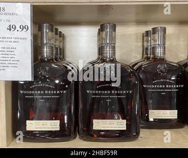 FRESNO, ÉTATS-UNIS - 16 novembre 2021 : gros plan de Woodford Reserve Kentucky Straight Bourbon Whiskey en bouteilles de verre sur la tablette Costco Banque D'Images