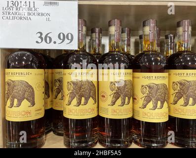 FRESNO, ÉTATS-UNIS - 16 novembre 2021: Une bouteille de verre de Lost Republic droit Bourbon California avec un ours sur une étiquette jaune Banque D'Images