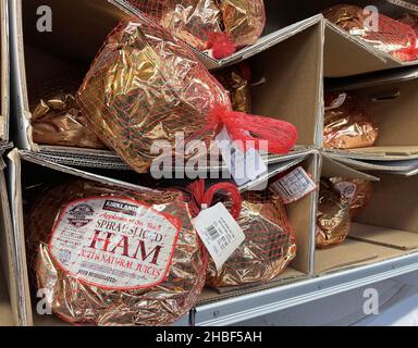 FRESNO, ÉTATS-UNIS - 16 novembre 2021 : un gros plan de Costco Store Ham for the Holidays enveloppé sur des étagères Banque D'Images