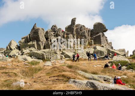 Randonneurs et formations rocheuses emblématiques au Black Peak à 2290m de Vitosha Mountain, Sofia Bulgarie, Europe de l'est, Balkans Banque D'Images
