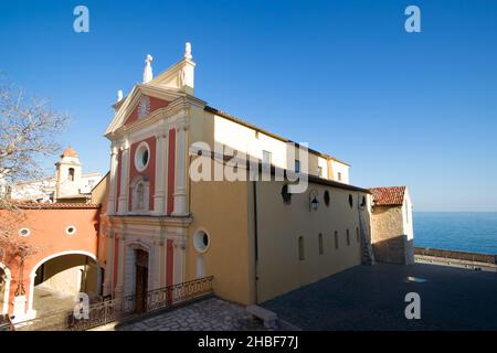 Cathédrale notre-Dame de l'Immaculée conception à Antibes sur la Côte d'Azur par un ciel bleu Banque D'Images