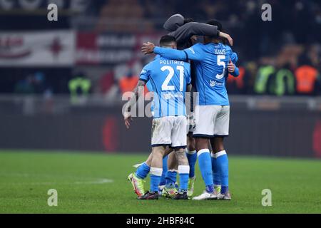 Milan, Italie.19th décembre 2021.Les joueurs de SSC Napoli célèbrent après avoir remporté la série Un match entre AC Milan et SSC Napoli au Stadio Giuseppe Meazza le 19 décembre 2021 à Milan, Italie.Credit: Marco Canoniero / Alamy Live News Banque D'Images