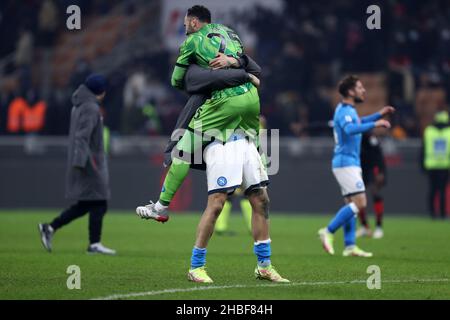 Milan, Italie.19th décembre 2021.Les joueurs de SSC Napoli célèbrent après avoir remporté la série Un match entre AC Milan et SSC Napoli au Stadio Giuseppe Meazza le 19 décembre 2021 à Milan, Italie.Credit: Marco Canoniero / Alamy Live News Banque D'Images