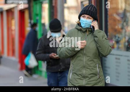 Londres, Royaume-Uni.10th décembre 2021.Une femme portant un masque parle au téléphone en marchant dans la rue.Crédit : SOPA Images Limited/Alamy Live News Banque D'Images