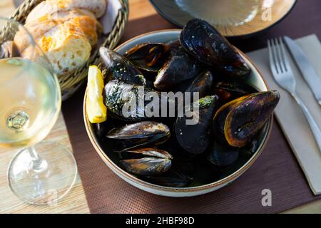 Moules cuites à la vapeur et sauce verte Banque D'Images