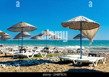 la plage avec des parasols et des lits de chevalet est vide pendant une tempête Banque D'Images