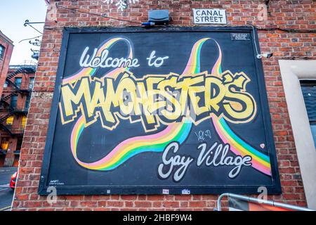 Panneau sur un bâtiment à Canal Street, Manchester, accueillant les gens au 'village gay', situé près de la jonction de Chorlton Street Banque D'Images