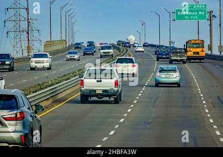 La circulation se dirige vers la Nouvelle-Orléans est via le pont I-10 High-Rise Bridge, le 13 décembre 2021, à la Nouvelle-Orléans, Louisiane. Banque D'Images