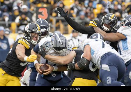 Pittsbugh, États-Unis.19th décembre 2021.Pittsburgh Steelers à l'extérieur du linebacker T.J.Watt (90) sacs Tennessee Titans quarterback Ryan Tannehill (17) au troisième trimestre de la victoire Steelers 19-16 à Heinz Field le dimanche 19 décembre 2021.Photo par Archie Carpenter/UPI crédit: UPI/Alay Live News Banque D'Images