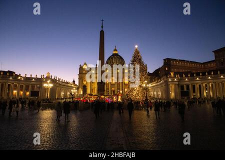 Rome, Italie.17th décembre 2021.Vue de la scène de la Nativité sur la place Saint-Pierre au coucher du soleil le 17 décembre 2021.(photo de Matteo Nardone/Pacific Press/Sipa USA) crédit: SIPA USA/Alay Live News Banque D'Images