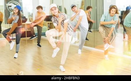 Adolescente pratiquant des mouvements hip-hop pendant la leçon de danse de groupe Banque D'Images